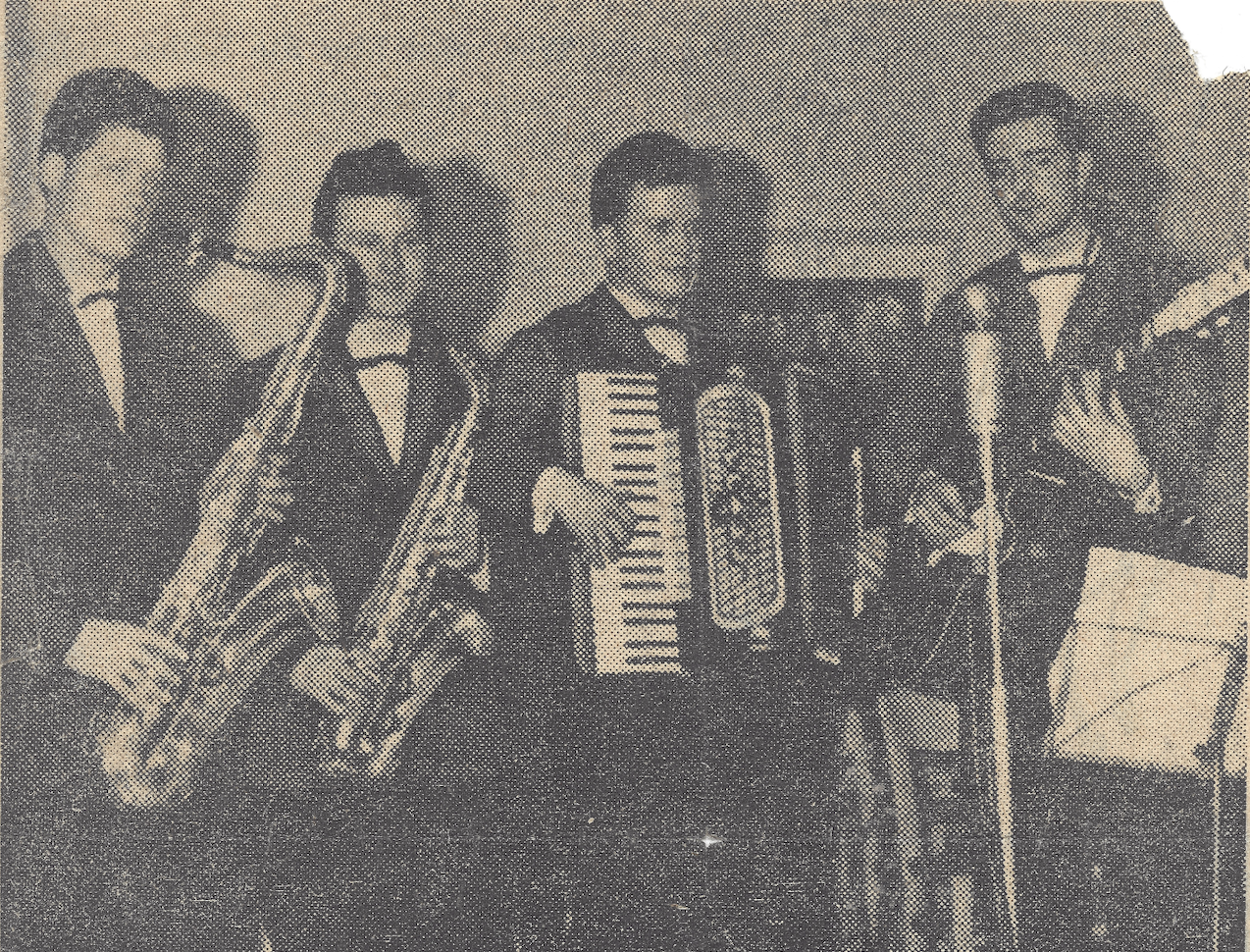 Authentischer Zeitungsausriss: Die "Chemie-Combo Buna" (1963). Zu sehen sind die Bandmitglieder Helmut Gudat, Siegfried Max, Walter Marquart und Manfred Jannot (v.l.n.r.). Es fehlen Rudi Schubinsky und Manfred Wengoborski.