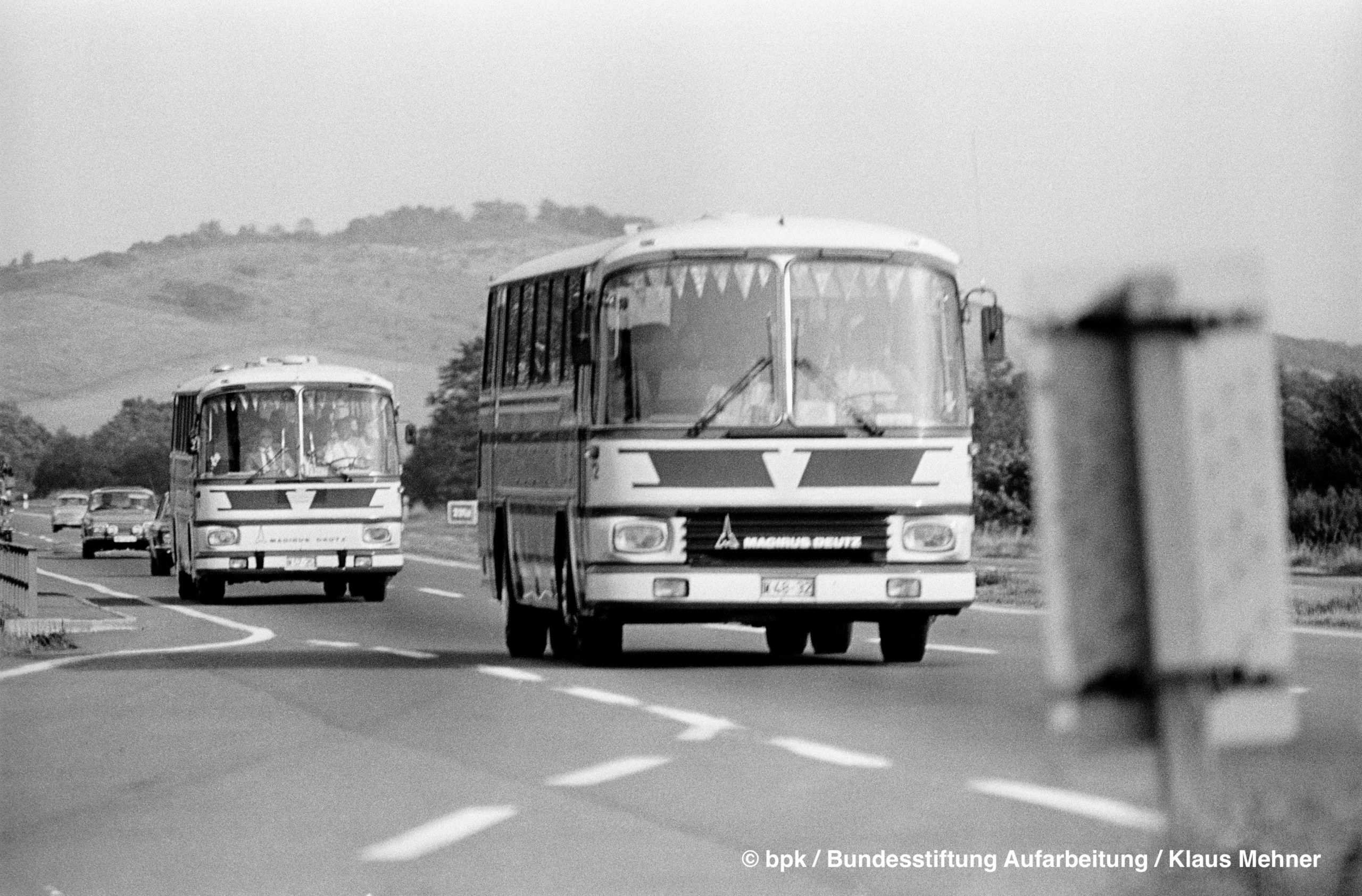 Authentisches Foto vom Häftlingstransport aus der DDR in den Westen. Die Nummernschilder der Busse waren drehbar (Quelle: bpk Bildagentur / Bundesstiftung Aufarbeitung / Klaus Mehner).