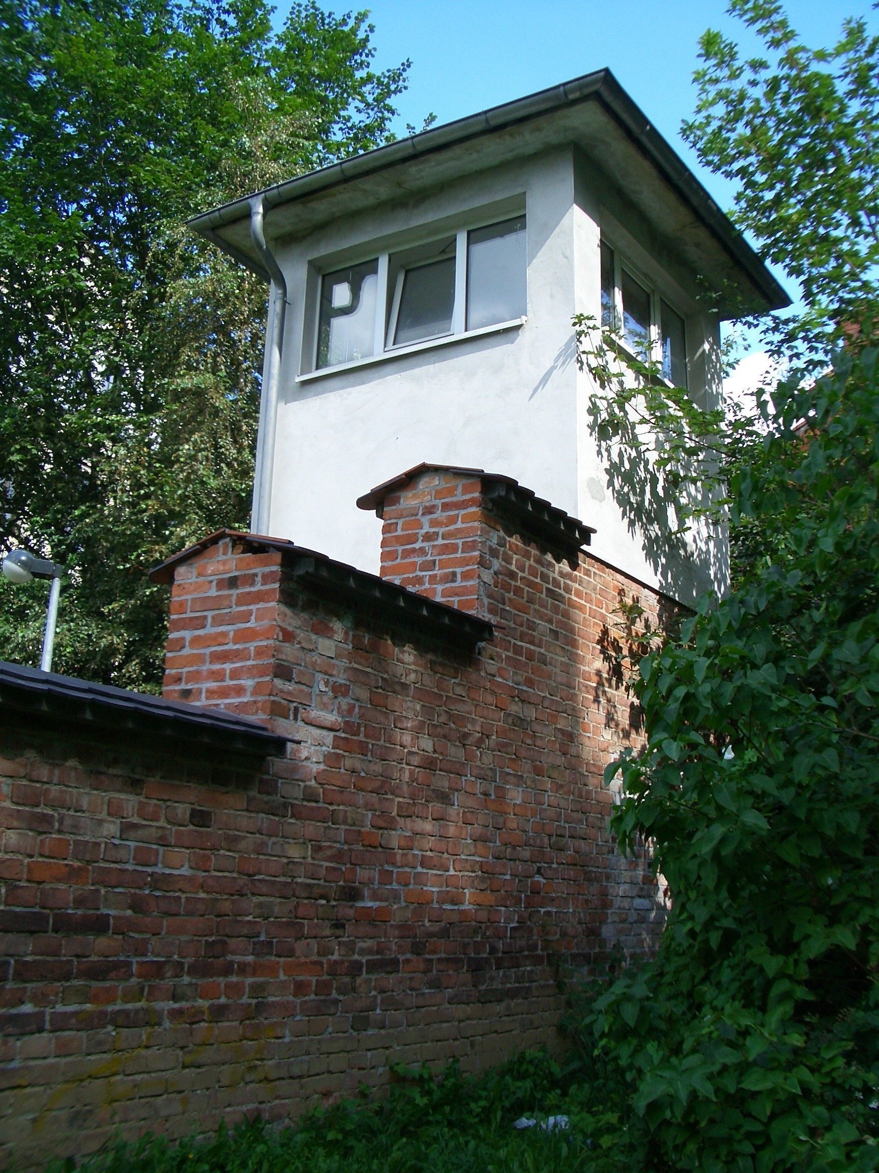 Authentisches Foto eines Wachturms des inzwischen abgerissenen Gefängnisses in der Domstraße in Greifswald (2004)