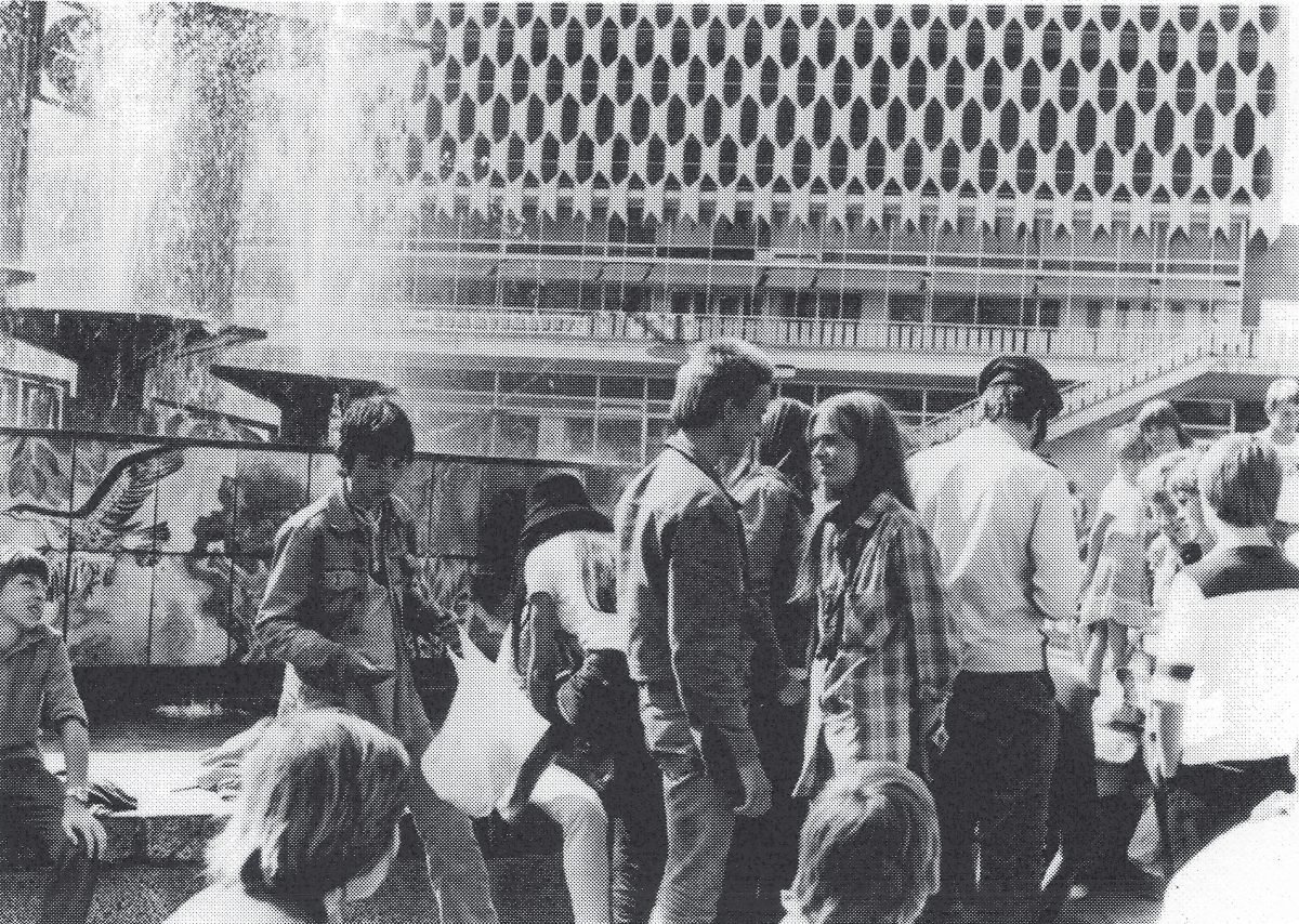 Authentisches Foto aus meiner Stasiakte. Es zeigt mich auf dem Alexanderplatz in Berlin im Sommer 1982.