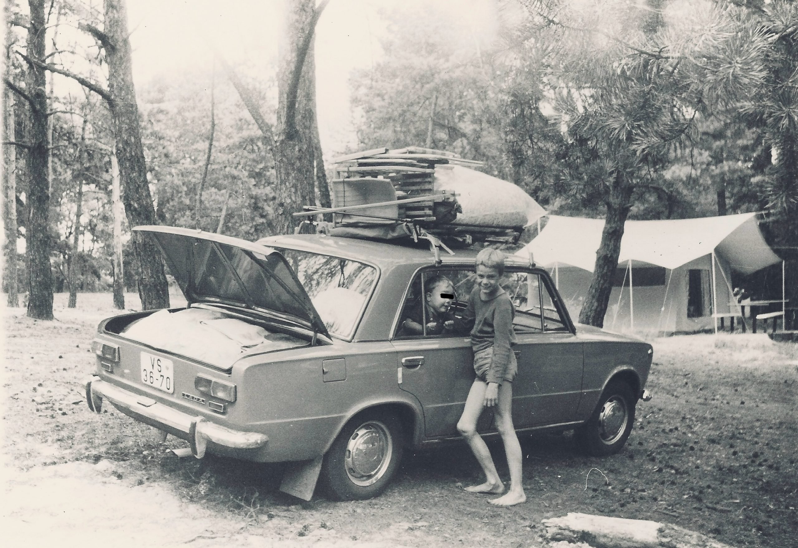 Authentisches Foto von „Vatis“ Lada und mir. Im Auto mein kleiner Bruder (ca. 1978)