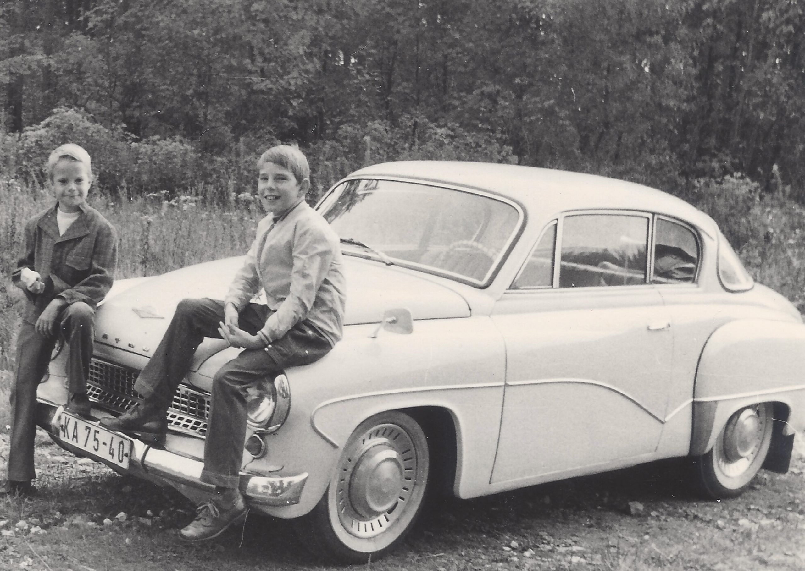 Authentisches Foto von Andi (rechts) und mir auf dem Wartburg 311/3 Coupé von „Onkel Rudi“, ca. 1972