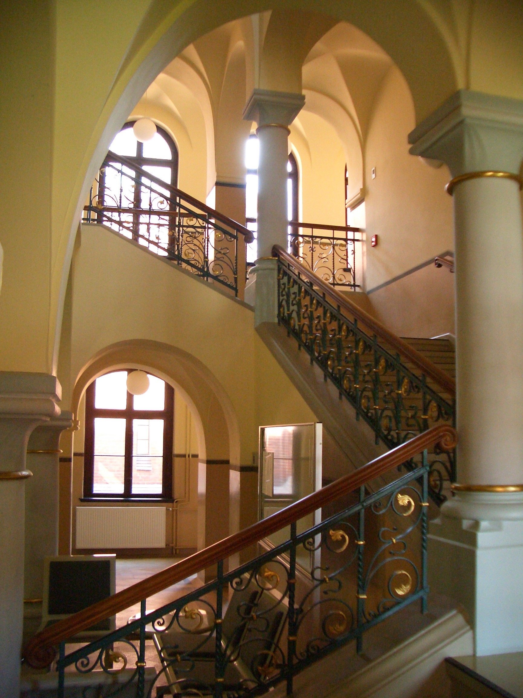 Authentisches Foto vom Treppenhaus im Gerichtsgebäude von Greifswald (2004)