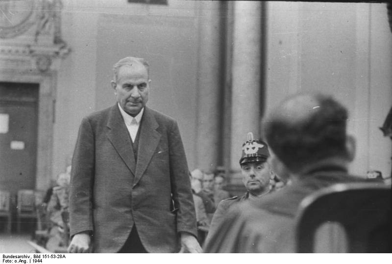 Carl Wentzel im November 1944 vor Freisler im Volksgerichtshof (Quelle: Wikipedia / CC-BY-SA 3.0)
