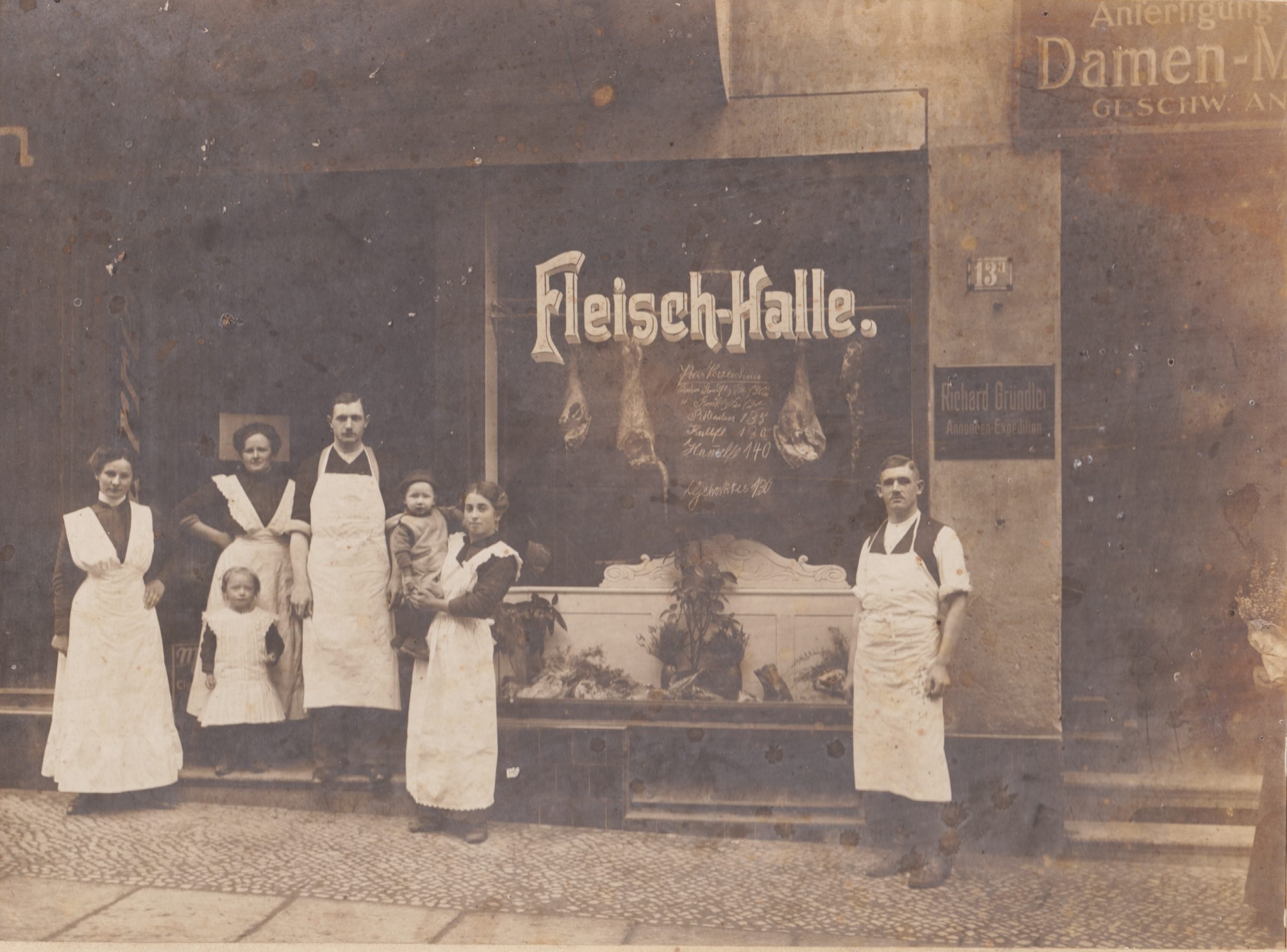 Authentisches Foto der Metzger-Familie Kopp (Kathrins Urgroßeltern) mit Angestellten in Halle (Saale), ca. 1915