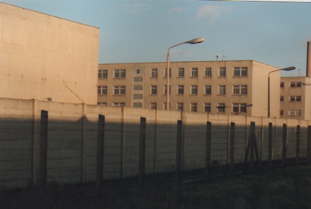 Authentisches Foto vom Jugendhaus Halle im Stadtviertel Frohe Zukunft im Frühjahr 1990