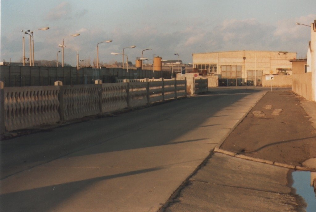 Authentisches Foto einer Zufahrt zur Werkstatt im Jugendhaus Halle im Frühjahr 1990