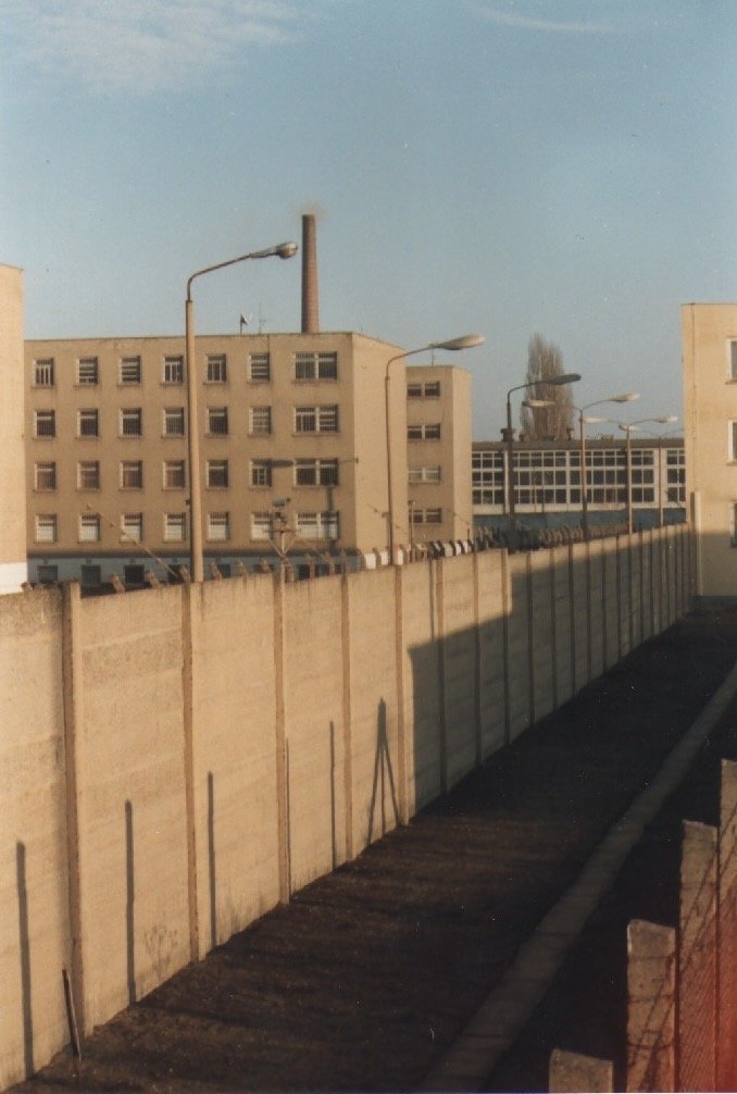 Authentisches Foto vom Speisesaal (ganz hinten) im Jugendhaus Halle in der Frohen Zukunft, aufgenommen mit einem Teleobjektiv im Frühjahr 1990