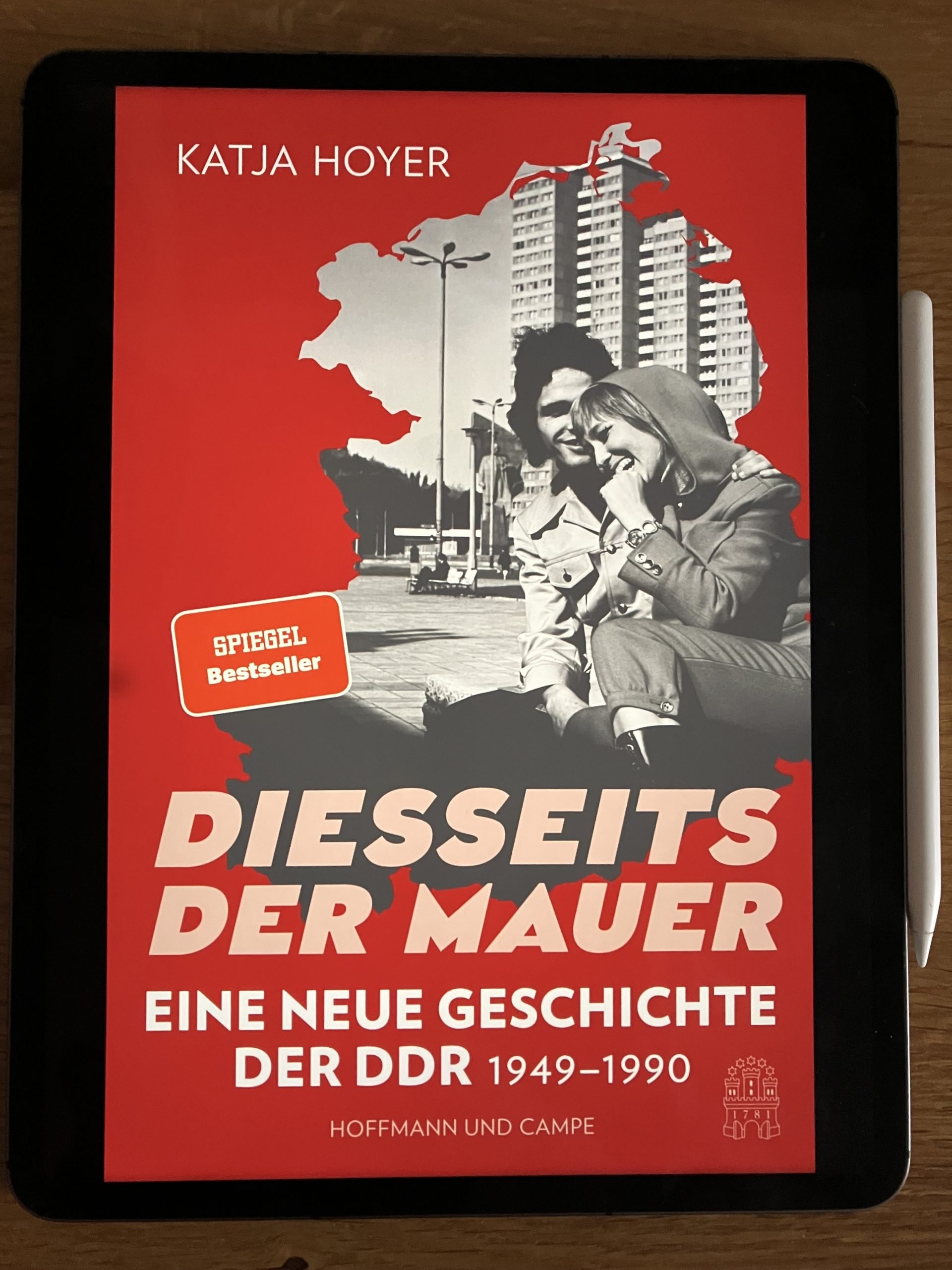 Titelseite der deutschen Übersetzung von "Beyond the Wall" von Katja Hoyer